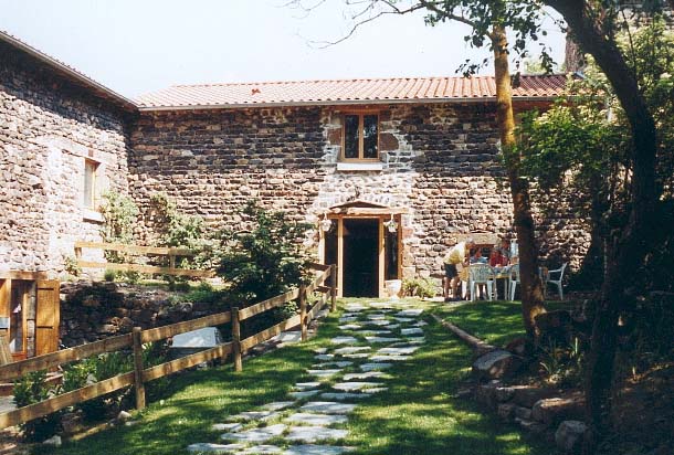 Proche du Puy en Velay sur exploitation (élevage de chevaux de selle) 4 chambres confortables avec sdb privative et une table d'hôte soignée (3 épis). Grande salle avec salon, bibliothèque, cheminée, jardin avec terrasse. Randonnées à cheval à proximité